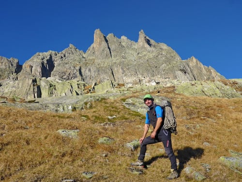Auf dem Abstieg. Wir geniessen die Abendsonne.