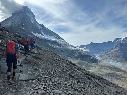 2025/08: Aufstieg zur Hörnlihütte. Rechts das breite Tal des ehemaligen Zmuttgletschers (CH/VS)
