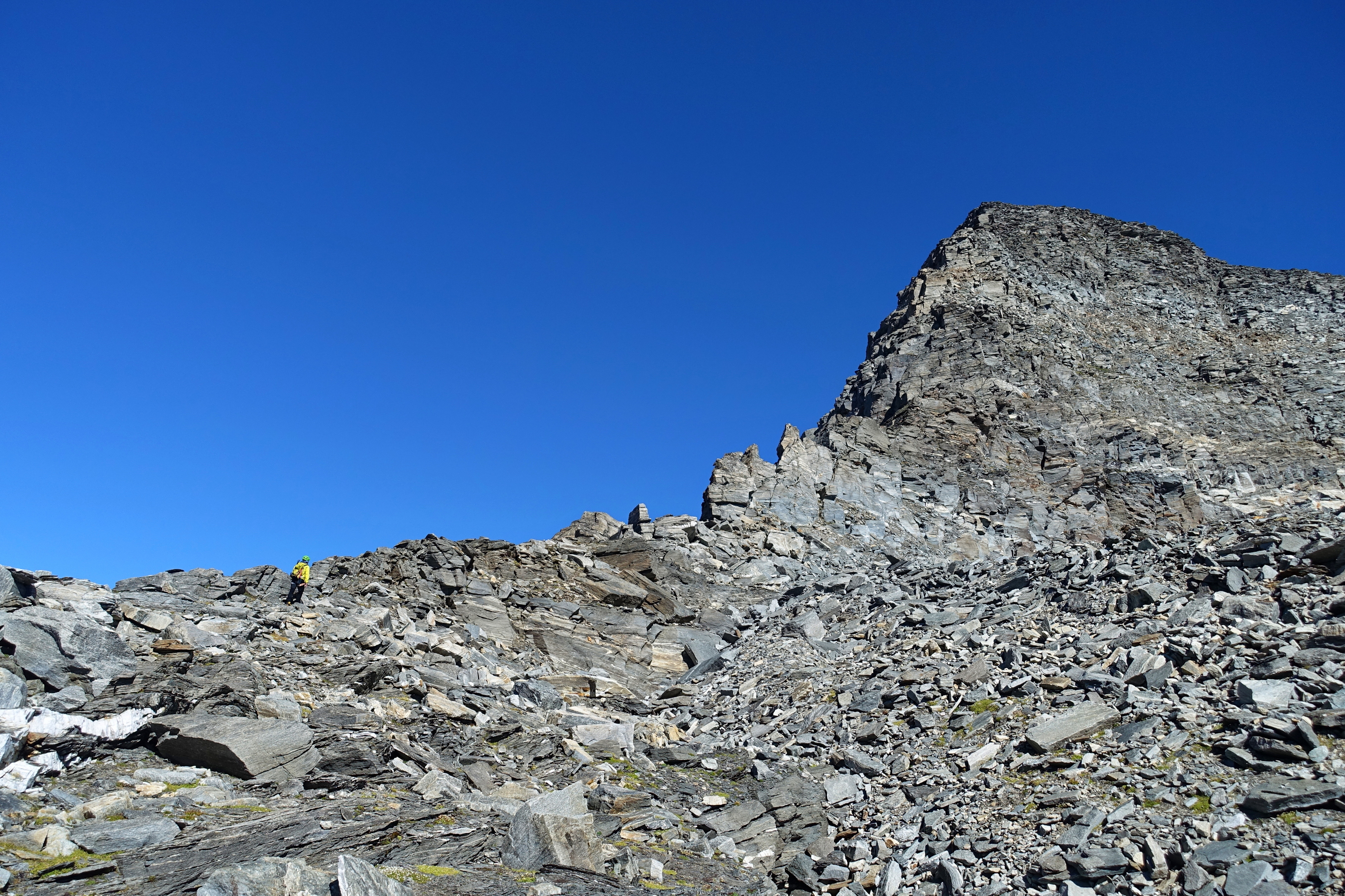 Der "gelbe Olli" nimmt sich der Herausforderung der Blocküberquerung an. In der Bildmitte sieht man die Steilstufe.