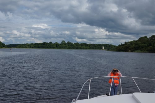 Späher entdecken die Insel Gad mit dem Crichton Tower.