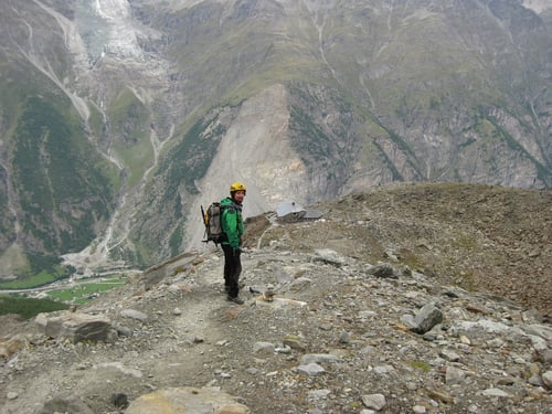 Kurz vor der Hütte. Links unten das 1500m tieferliegende Randa. Zum Glück steigen wir erst morgen ab.
