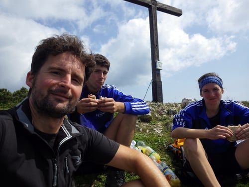 Verdiente Mittagsrast auf dem Zennokopf (1756m). Drei schräge Vögel...