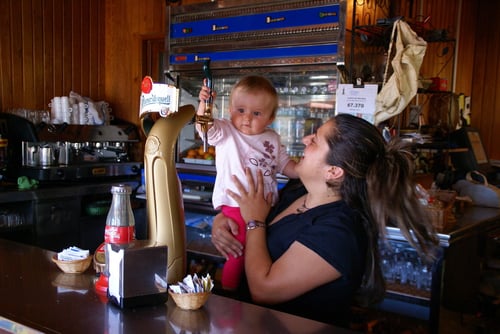 Emilia war überall willkommen. Natürlich wurde die Handhabung mit dem Bierhan gelernt!