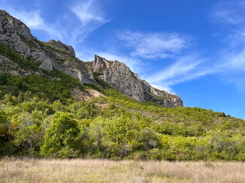 Blick auf die Felsen von Adrech.