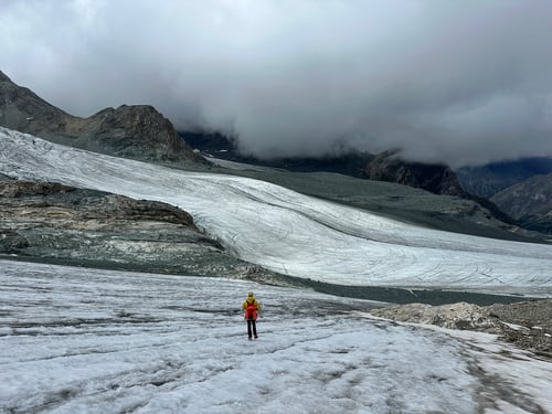 Endlich auf dem Blankeis des Allalingletschers. Nun kann das Tempo erhöht werden.