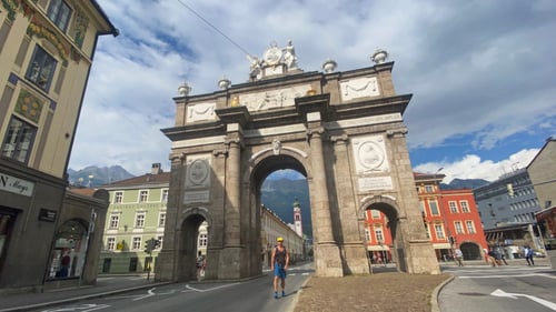 Am Ziel! Die Triumphpforte der Innsbrucker-Innenstadt.