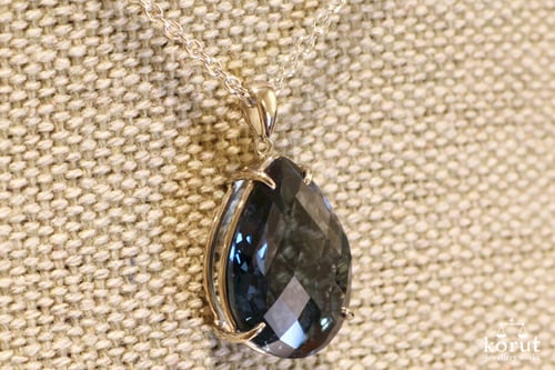 ペアシェイプチェスカットのロンドンブルートパーズを使った18金ホワイトゴールドペンダント