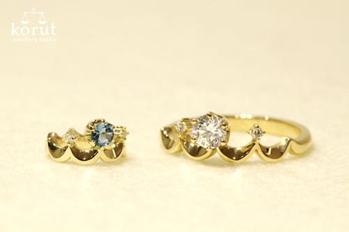 アクアマリンとダイヤモンドを使った18金イエローゴールドベビーリングとダイヤモンドを使った18金イエローゴールドエンゲージリング