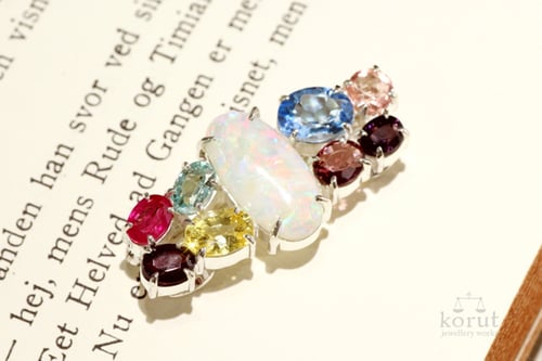 様々な宝石をリフォームしたシルバー製ブローチ完成写真