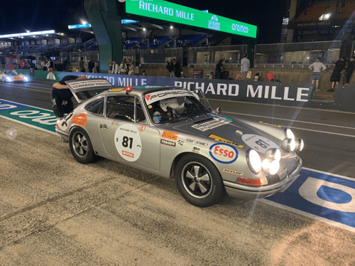 Der 911 S/T nachts in LeMans.