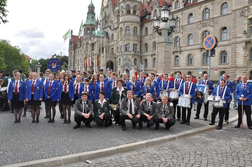 Spielmannszug u. Abordnung aus Neuhaus vor dem  "NEUEN Rathaus"  in Hannover