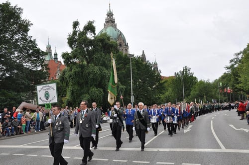 Abmarsch mit dem Jubiläumsverein Schützenverein Großburgwedel von 1888 e.V.  durch die Innenstadt von Hannover