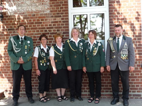 v.l.: Tobias Ostrowski, Ute Reyelts und Petra Schröder (Kreissvorstand), die geehrten Anja Meyer, Petra Grunewald-Mark (beide VA in Bronze) sowie Präsident Andreas Günther.