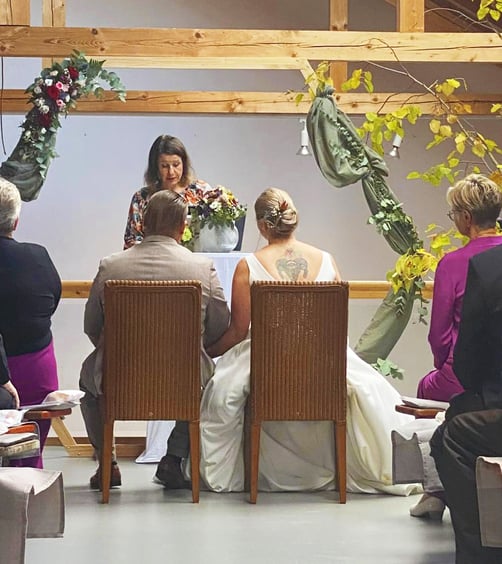 Christina Aschenbrenner bei der Trauung eines Paares