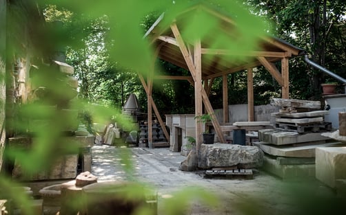 Steinmetz-Werkstatt in Dresden, die Sandstein und Naturstein nachhaltig verarbeitet 