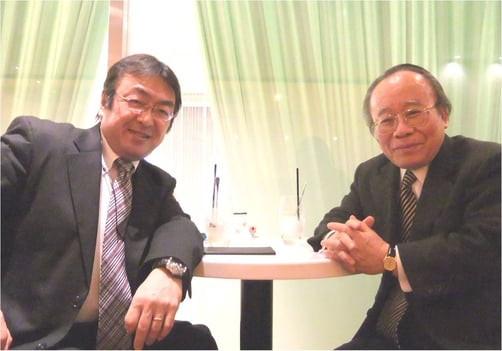 弊社顧問、立命館大学/立命館アジア太平洋大学(APU)名誉教授、立命館APU創設者にして初代学長をつとめられた坂本和一先生と弊社代表の田中。坂本先生と田中は、学術研究団体「ドラッカー学会」などを通じて10年に及ぶお付き合いがある。