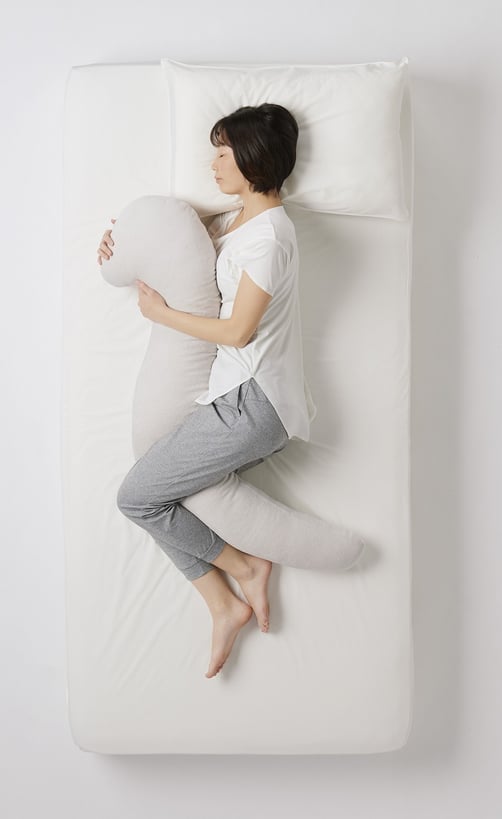 医師がすすめる抱きまくらのイメージ画像　抱きまくらで寝ている写真