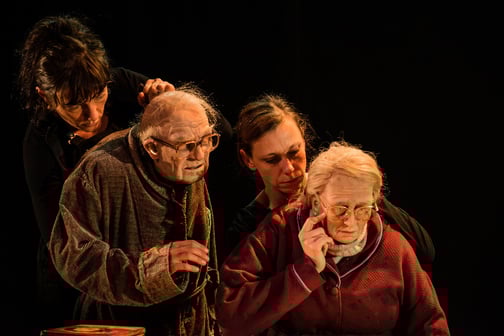 Deux actrices maniant chacune une marionnette aux traits humains très réalistes.