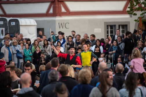 Strassenshow von einem Strassenkünstler in der Schweiz an einem Festival