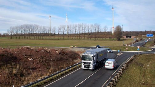 Der Bauplatz: Das neue Werk soll zwischen Erdwall (vorne), Autobahnzubringer (rechts) und Autobahn (hinten) entstehen.