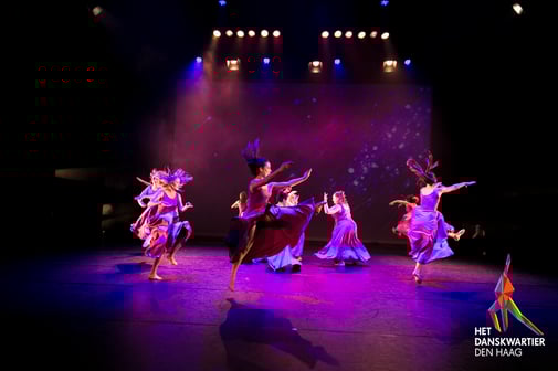 Moderne Dans - Het Danskwartier Den Haag staat o.l.v. Janine van den Heuvel Damen. De dansschool bevindt zich in het Statenkwartier in Den Haag en biedt dansles vanaf 3 jaar. DANS met ons mee! 