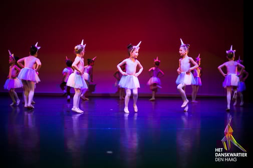Kleuterdans - Dansschool Het Danskwartier Den Haag staat o.l.v. Janine van den Heuvel Damen. De dansschool bevindt zich in het Statenkwartier in Den Haag en biedt dansles vanaf 3 jaar. DANS met ons mee! 