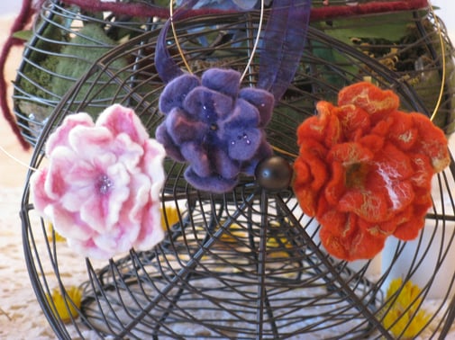 li. Seidenfein, mitte Violetta, re.: Tango