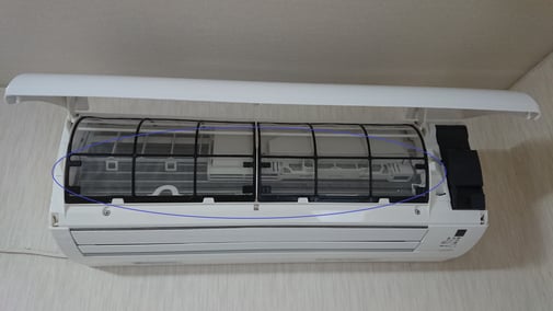エアコン分解写真　フィルター取付