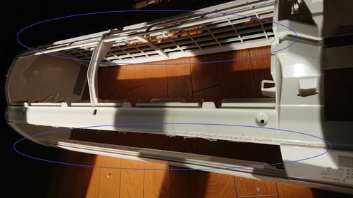 エアコン掃除　カバーホコリ付着