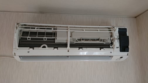 エアコン掃除　パネルを外した写真