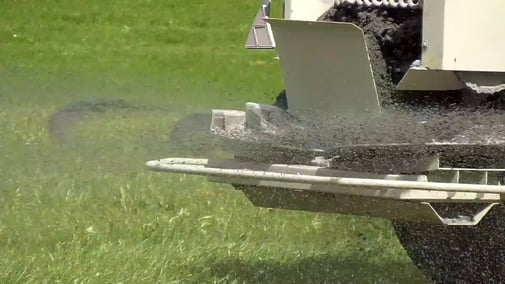 Nahaufnahme von der Steinsalzausbringung