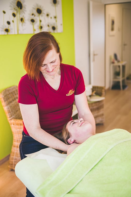 Medizinische Massagen mit Schröpfen, Triggerpunkt-Therapie oder Breuss in der Naturheilpraxis Moni Näf in Muri, Freiamt