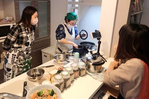 自宅に訪問しての料理教室の様子