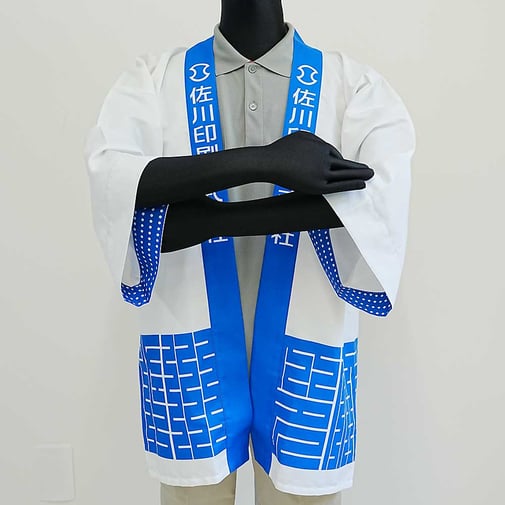 腕組みでチラリ