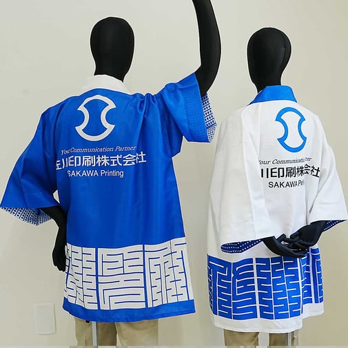 腕を上げる、後ろに組む、動くたびチラリ！