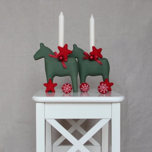 božični prazniki dekoracija kroglice iz filca štampiljke storž oreh zvezda weihnachtsdekoration stempel garn weihnachten filzkugel dala pferd horse konj konjiček