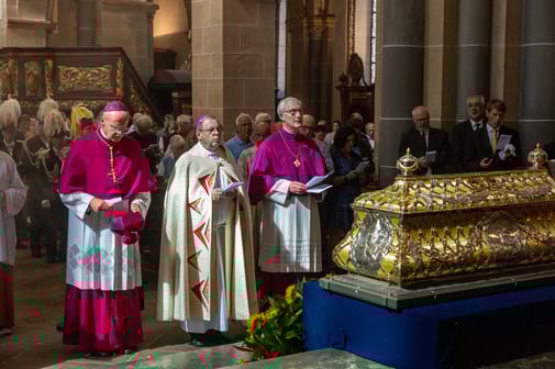 Der Vorsitzende der Deutschen Bischofskonferenz, der Limburger Bischof Georg Bätzing (Mitte), war in diesem Jahr der Hauptzelebrant bei der Ludgerusprozession. Fotos: Achim Pohl | Bistum Essen