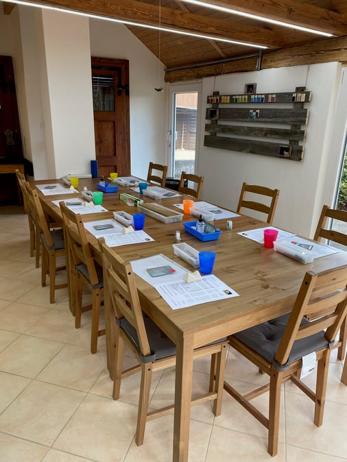 Silberring mit Rosen rundherum