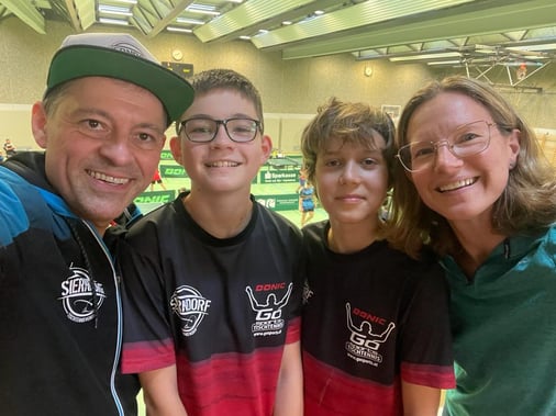 Simon Wilder und Daniel Trzil mit dem Betreuerteam Martina und Albert Wilder in Kapfenberg.