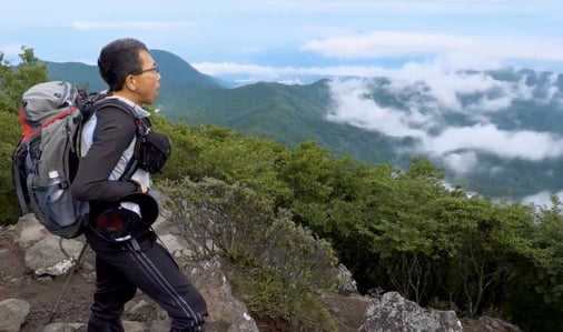雲海を見ながら深呼吸する齋藤氏（齋藤氏・木村氏提供）