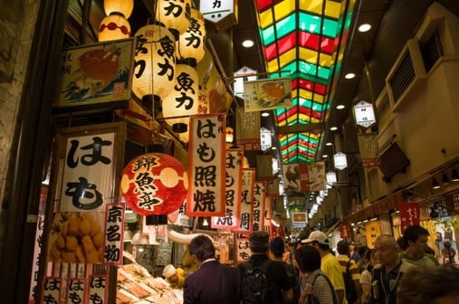 京都・錦市場商店街の賑わい