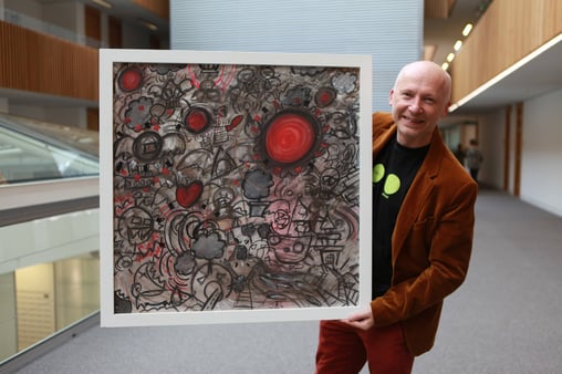 Marcus du Sautoy posa, nei locali dell'Università di Oxford, con un'opera di Francesco Zavattari