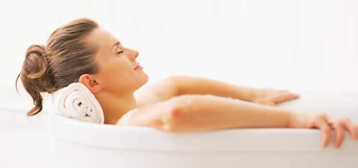Ein heißes Bad in der Badewanne genießen