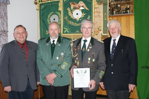 - v.l. Hans-Wilhelm Saul, Bürgermeister der Stadt Hemmoor, Otto Heinsohn, stellv. Kreisschützenmeister, - Gerd Brokelmann, Verbandsgeschäftsführer, Hans-Volker Feldmann, stellv. Landrat, Landkreises Cuxhaven Foto E. Jäger