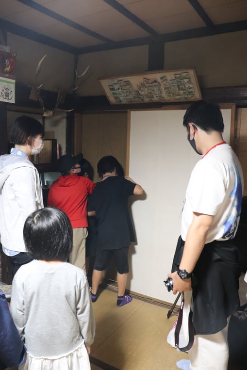 おとまりの時間1日目―家の中を探検中