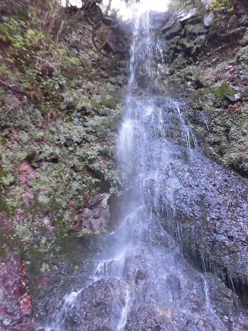 日見ずの滝（不動明王さんをお祀りしております）