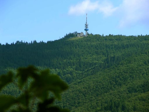 Blick zurück von der Ruine Sausenburg hoch hinauf zum Blauen mit unserem Hotel.