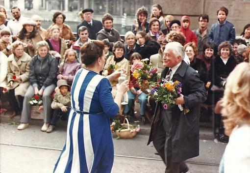 Tante Klara gibt Bundesrat Chevallaz einen "Klaren" am Sechseläuten