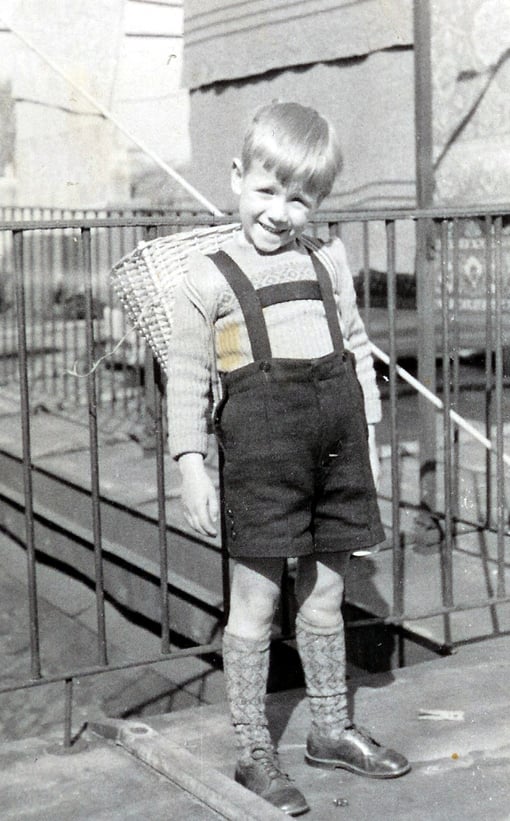 Heinz Dübendorfer, dem wir diese Bildstreke verdanken um 1950 auf Zinne des Hauses zur Fledermaus, Ankengasse 5, 8001 Zürich