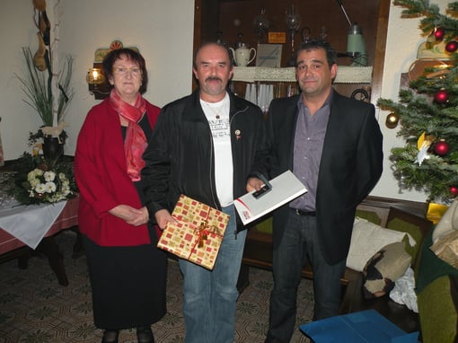 SV Forelle Vizepräsidentin Gertrude Schreiberhuber und Stocksport Obmann Udo Derfler bei der Überreichung des ASVÖ Ehrenzeichens an Christian Eßl